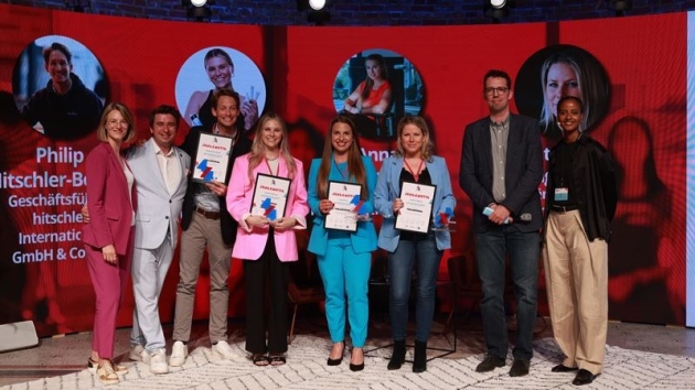 Junge Unternehmer:innen mit unternehmerischem Mut geehrt - v.l.: WJD-Bundesgeschäftsführerin Laura Jorde, WJD-Bundesvorsitzender Tobias Hocke, Philip Hitschler-Becker, Caroline Renée Kroll, Anna Meusert und Natascha Sagorski (alle die Preisträger:innen der Kategorie Veränderung) sowie Juror Dirk von Gehlen und Jury-Präsidentin Sara Nuru - Quelle: Lukas Schramm
